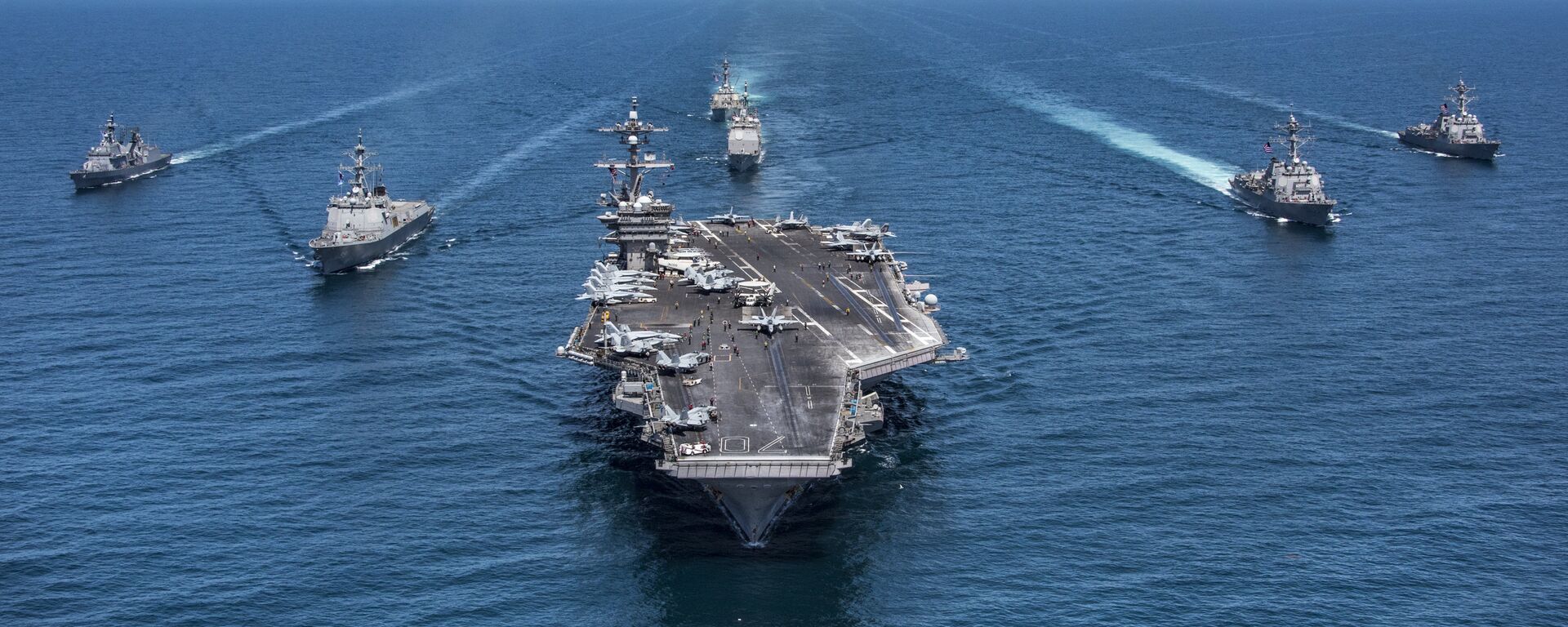 In this image released by the U.S. Navy, the aircraft carrier USS Carl Vinson, flanked by South Korean destroyers, from left, Yang Manchun and Sejong the Great, and the U.S.Navy's Wayne E. Meyer and USS Michael Murphy, transit the western Pacific Ocean Wednesday, May 3, 2017. - Sputnik International, 1920, 07.10.2022