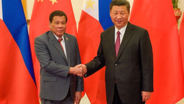 Chinese President Xi Jinping (R) shakes hands with Philippines President Rodrigo Duterte prior to their bilateral meeting during the Belt and Road Forum, at the Great Hall of the People in Beijing, China May 15, 2017. - Sputnik International