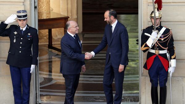 Newly-appointed French Prime Minister Edouard Philippe (R) is greeted by his predecessor Bernard Cazeneuve (L) during a handover ceremony at the Hotel Matignon, in Paris, France, May 15, 2017. - Sputnik International