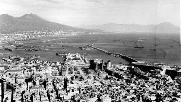 This photo of Naples during World War II shows Campi Flegrei ominously looming over the city to the northwest. - Sputnik International
