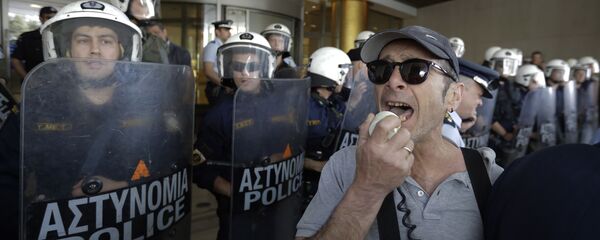 Protesters chant slogans in front of Riot police cordon outside a hotel where bailout inspectors were due to resume talks with the Greek government in Athens, on Monday, May 1, 2017. Protesters chant slogans in front of Riot police cordon outside a hotel where bailout inspectors were due to resume talks with the Greek government in Athens, on Monday, May 1, 2017. - Sputnik International