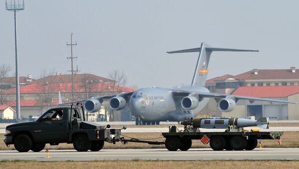 Weapons are carried in front of US airforce C17 at the Aviano air base on March 25, 2011. - Sputnik International