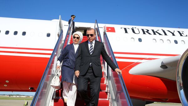 Turkish President Tayyip Erdogan, accompanied by his wife Emine Erdogan, disembarks from a plane upon his arrival in Washington, US May 15, 2017. - Sputnik International
