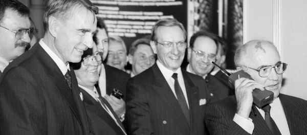 Then-Finnish President Mauno Koivisto (L) looks on as then-Soviet President Mikhail Gorbachev talks to Moscow on a Nokia Mobira Cityman cellular phone in Helsinki on October 26, 1989 Then-Finnish President Mauno Koivisto (L) looks on as then-Soviet President Mikhail Gorbachev talks to Moscow on a Nokia Mobira Cityman cellular phone in Helsinki on October 26, 1989 - Sputnik International