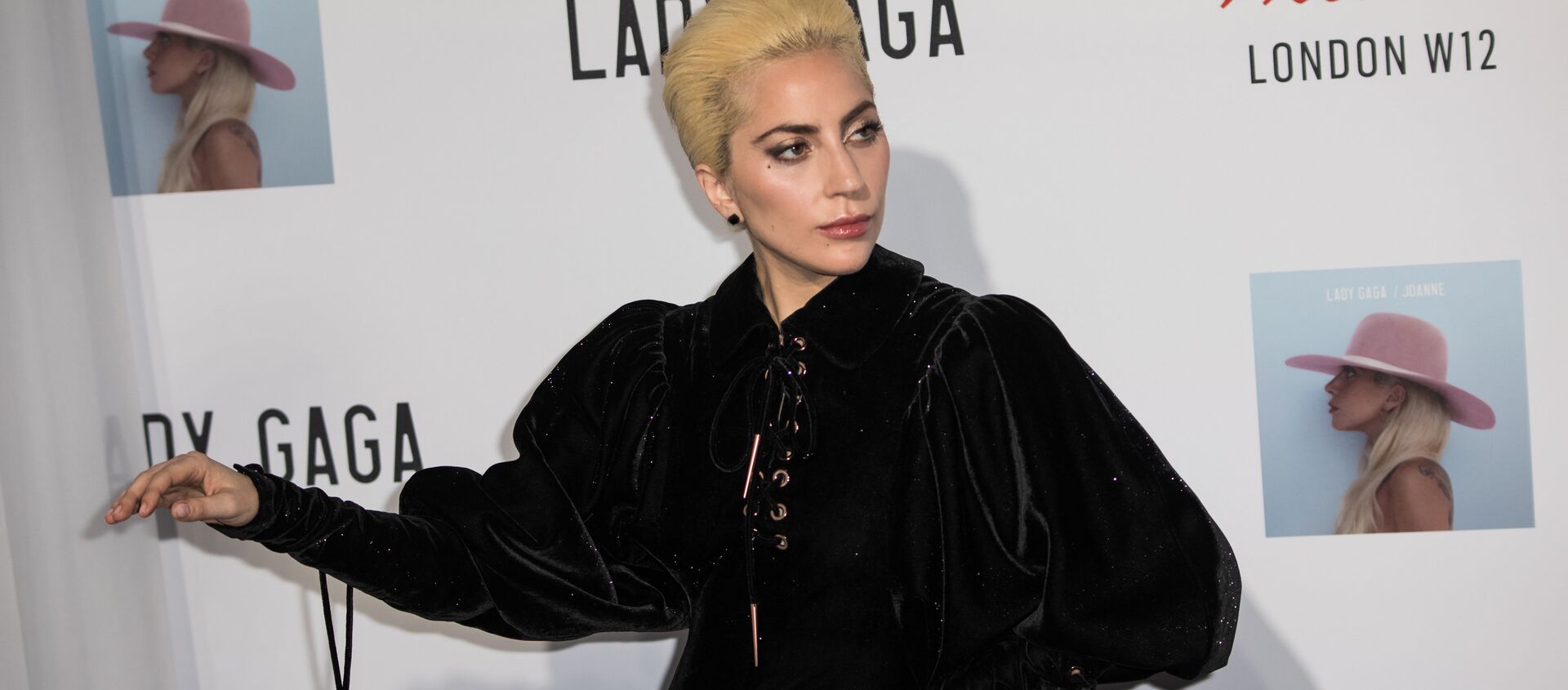 Singer Lady Gaga poses for photographers during a photo call before her surprise acoustic performance in London, Thursday, Dec. 1, 2016. - Sputnik International, 1920, 21.05.2021