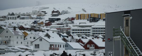 In this photo taken Thursday, Feb. 4, 2016, asylum seekers leave the refugee camp in Hammerfest, to walk to the town's centre, in northern Norway. - Sputnik International