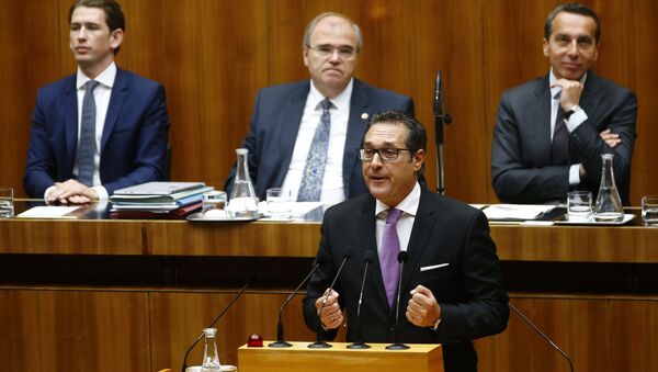 Head of Austrian Freedom Party (FPOe) Heinz-Christian Strache delivers a speech in front of Austria's Foreign Minister Sebastian Kurz, Justice Minister Wolfgang Brandstetter and Chancellor Christian Kern (L-R) during a session of the parliament in Vienna, Austria, May 16, 2017. - Sputnik International