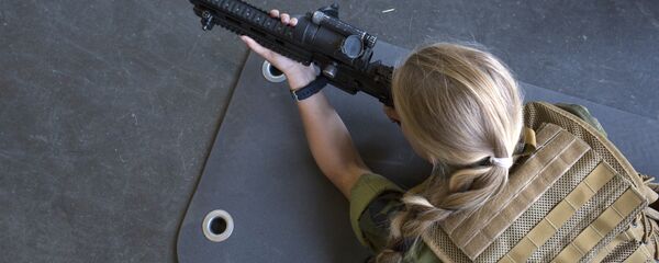 A female army recruit attends a base training at the armored battalion in Setermoen, northern Norway on August 11, 2016. A female army recruit attends a base training at the armored battalion in Setermoen, northern Norway on August 11, 2016. - Sputnik International