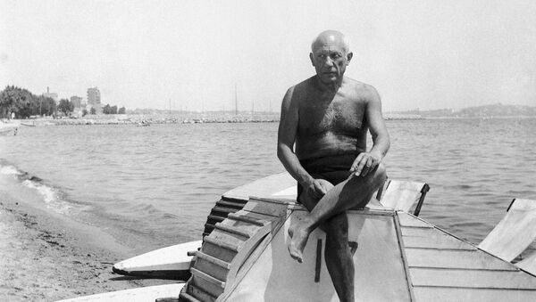 Pablo Picasso suns himself on a boat on the beach at Golfe Juan in Vallauris on the French Riviera on March 10, 1948. - Sputnik International