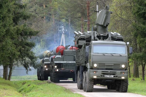 A Pantsir-S surface-to-air missile and anti-aircraft artillery system and a S-400 Triumf anti-aircraft system during combat duty drills of a surface-to-air missile regiment in the Moscow region. - Sputnik International
