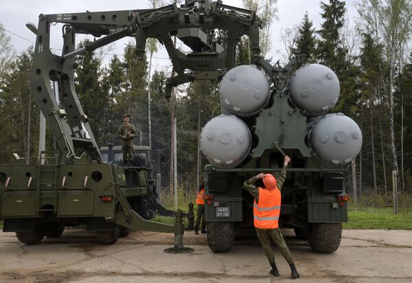 Recharging an S-400 Triumf anti-aircraft weapon system during the combat duty drills of the surface to air-misile regiment in the Moscow Region. Recharging an S-400 Triumf anti-aircraft weapon system during the combat duty drills of the surface to air-misile regiment in the Moscow Region. - Sputnik International