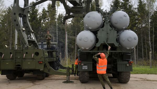 Recharging an S-400 Triumf anti-aircraft weapon system during the combat duty drills of the surface to air-misile regiment in the Moscow Region. - Sputnik International