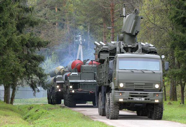 A Pantsir-S surface-to-air missile and anti-aircraft artillery weapon system and a S-400 Triumf anti-aircraft weapon system during the combat duty drills of the surface to air-misile regiment in the Moscow Region. A Pantsir-S surface-to-air missile and anti-aircraft artillery weapon system and a S-400 Triumf anti-aircraft weapon system during the combat duty drills of the surface to air-misile regiment in the Moscow Region. - Sputnik International