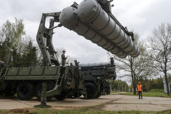 Recharging an S-400 Triumf anti-aircraft weapon system during the combat duty drills of the surface to air-misile regiment in the Moscow Region. Recharging an S-400 Triumf anti-aircraft weapon system during the combat duty drills of the surface to air-misile regiment in the Moscow Region. - Sputnik International