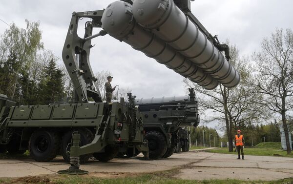 Recharging an S-400 Triumf anti-aircraft weapon system during the combat duty drills of the surface to air-misile regiment in the Moscow Region. - Sputnik International