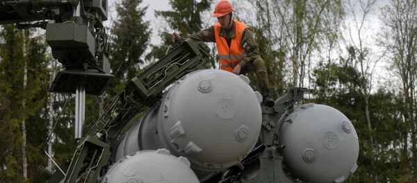 Recharging an S-400 Triumf anti-aircraft weapon system during the combat duty drills of the surface to air-misile regiment in the Moscow Region. Recharging an S-400 Triumf anti-aircraft weapon system during the combat duty drills of the surface to air-misile regiment in the Moscow Region. - Sputnik International