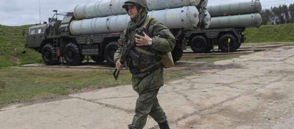 Personnel near an S-400 Triumf anti-aircraft weapon system during the combat duty drills of the surface to air-misile regiment in the Moscow Region. - Sputnik International
