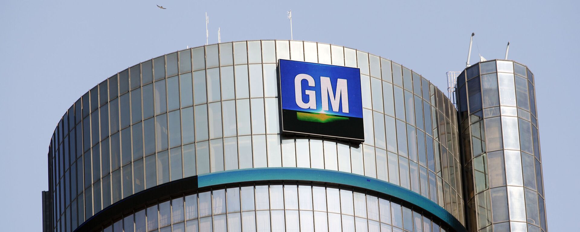 The General Motors logo on the world headquarters building in Detroit, Michigan. - Sputnik International, 1920, 30.10.2023