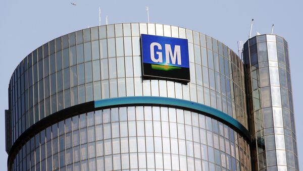 The General Motors logo on the world headquarters building in Detroit, Michigan. - Sputnik International