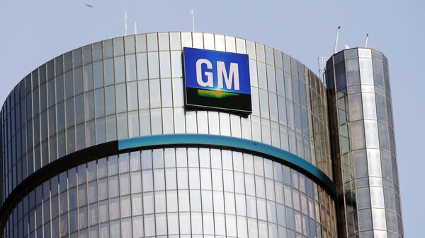 The General Motors logo on the world headquarters building in Detroit, Michigan. - Sputnik International