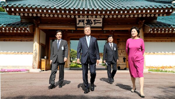 South Korean President Moon Jae-in leaves his residence as the First Lady Kim Jung-sook looks on at the Presidential Blue House in Seoul, South Korea, May 15, 2017. - Sputnik International