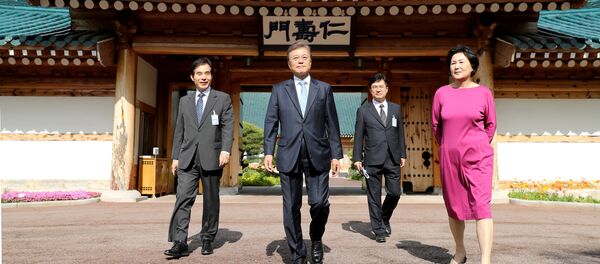 South Korean President Moon Jae-in leaves his residence as the First Lady Kim Jung-sook looks on at the Presidential Blue House in Seoul, South Korea, May 15, 2017. South Korean President Moon Jae-in leaves his residence as the First Lady Kim Jung-sook looks on at the Presidential Blue House in Seoul, South Korea, May 15, 2017. - Sputnik International