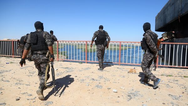 Special forces from the US-backed Syrian Democratic Forces (SDF), made up of an alliance of Arab and Kurdish fighters, inspect the Tabqa dam, on May 12, 2017, after it had been recaptured earlier this week along with the adjacent city. - Sputnik International