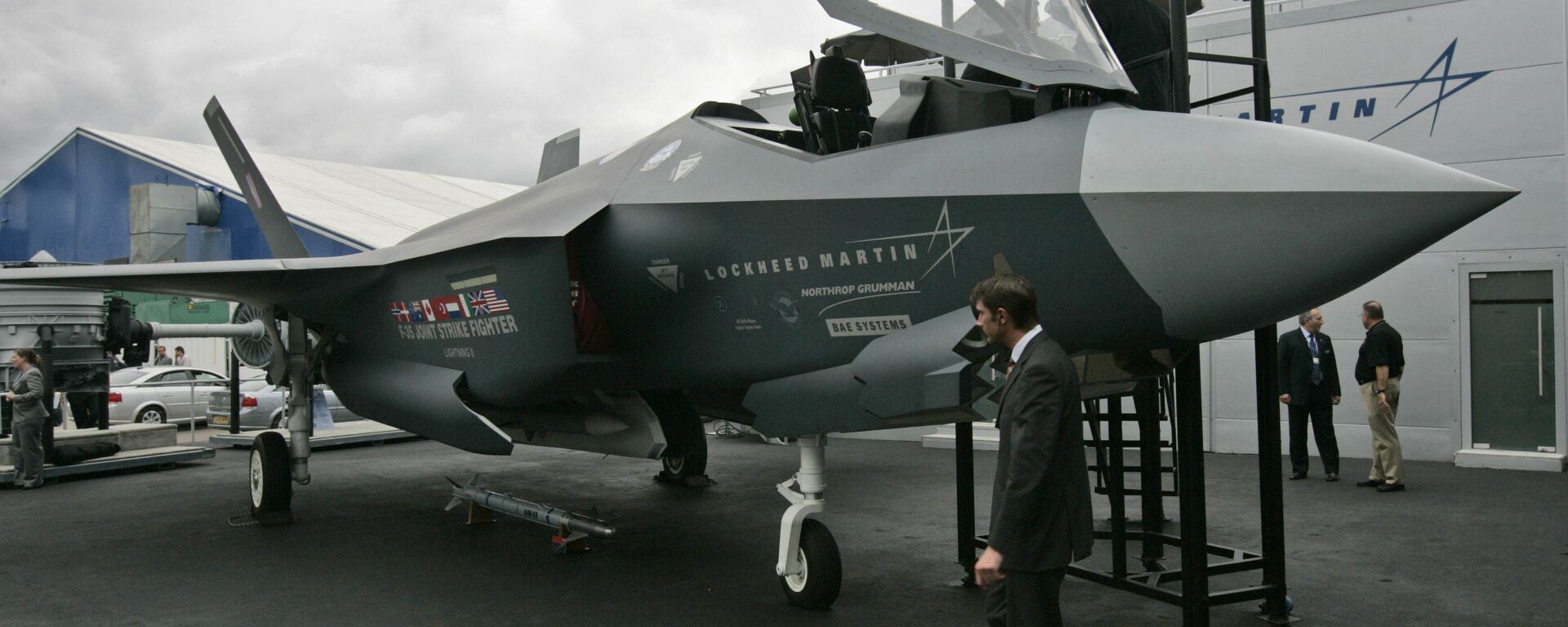 People wander around a life-size model of US planemaker Lockheed Martin's F-35 Lightning II 5th generation fighter plane during the Farnborough aerospace show, in Farnborough, England - Sputnik International, 1920, 15.09.2023