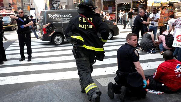 A New York City Fire Department (FDNY) emergency worker rushes to a scene in Times Square after a speeding vehicle struck pedestrians on the sidewalk in New York City, U.S., May 18, 2017. - Sputnik International