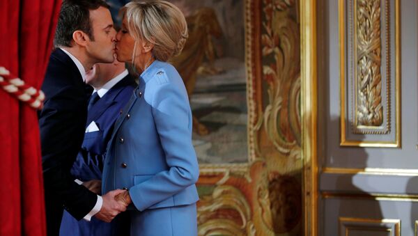 Президент Франции Эммануэль Макрон со своей супругой Бриджит на церемонии инаугурации в Париже - Sputnik International