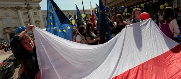 People hold European Union and Polish flags during the annual EU parade in Warsaw, Poland May 6, 2017 People hold European Union and Polish flags during the annual EU parade in Warsaw, Poland May 6, 2017 - Sputnik International
