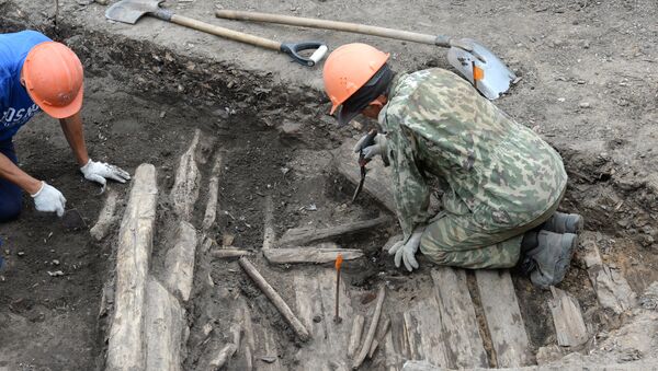 Archaelogists on the territory of Zaryadye Park under construction where archaeological excavations are conducted - Sputnik International