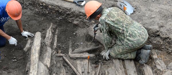 Archaelogists on the territory of Zaryadye Park under construction where archaeological excavations are conducted - Sputnik International