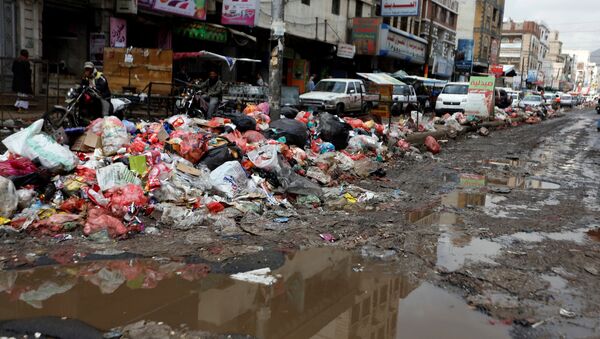 Rubbish bags pile up on a street during a strike by garbage collectors demanding delayed salaries in Sanaa, Yemen May 8, 2017 - Sputnik International