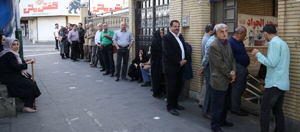 Iranian people wait for the polling station to open to vote during the presidential election in Tehran, Iran, May 19, 2017 - Sputnik International