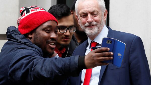 Jeremy Corbyn, the leader of Britain's opposition Labour Party, poses for a selfie as he leaves BBC radio studios in London, May 18, 2017. - Sputnik International