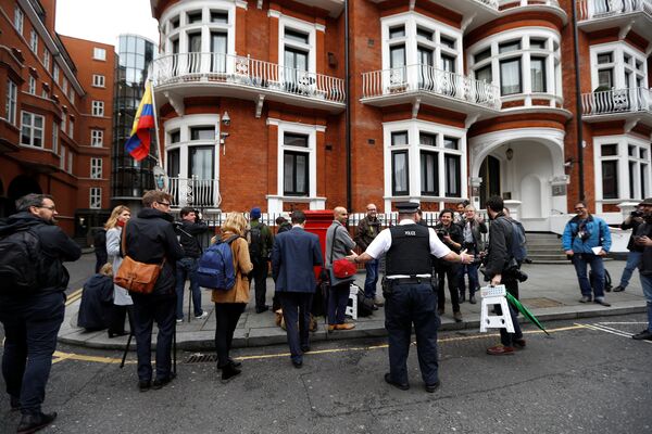 Journalists are seen outside the Ecuadorian embassy in London where WikiLeaks founder Julian Assange is taking refuge, London, Britain, May 19, 2017 Journalists are seen outside the Ecuadorian embassy in London where WikiLeaks founder Julian Assange is taking refuge, London, Britain, May 19, 2017 - Sputnik International