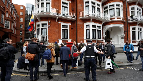 Journalists are seen outside the Ecuadorian embassy in London where WikiLeaks founder Julian Assange is taking refuge, London, Britain, May 19, 2017 - Sputnik International