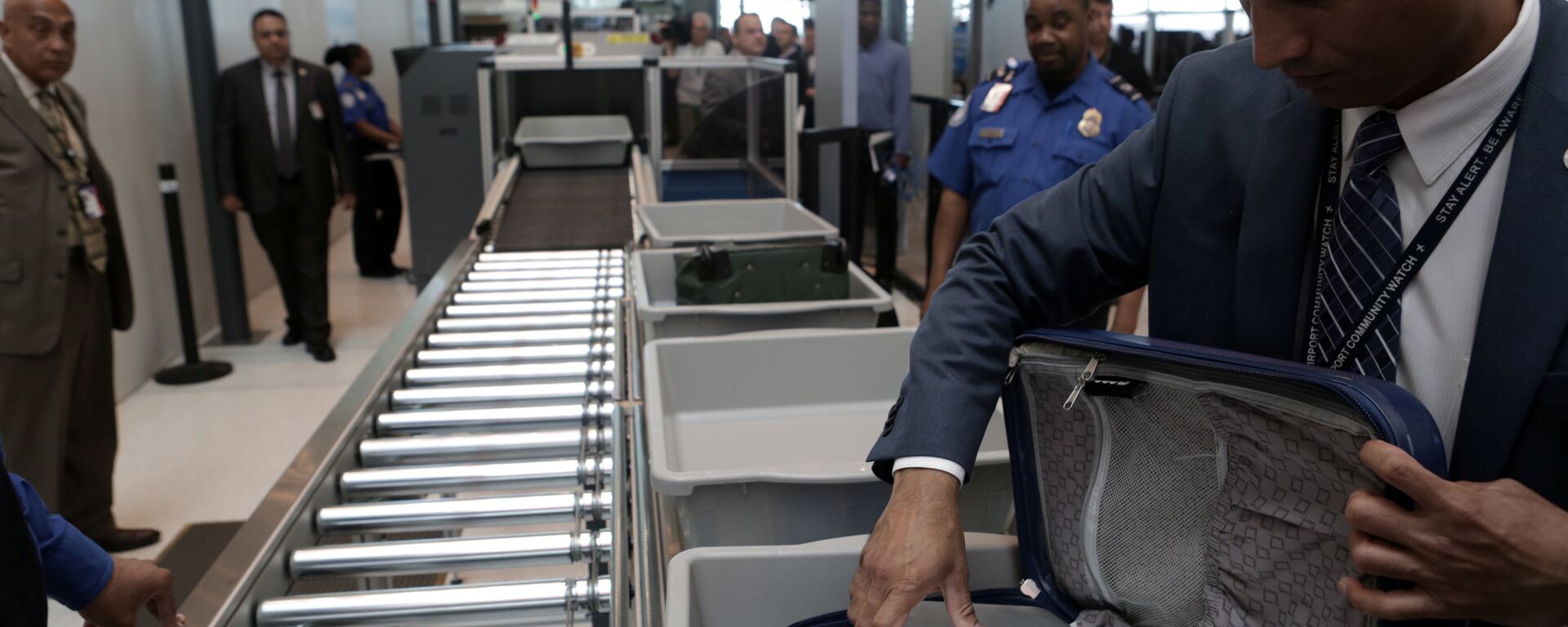 A TSA official removes a laptop from a bag for scanning using the Transport Security Administration's new Automated Screening Lane technology at Terminal 4 of JFK airport in New York City, U.S., May 17, 2017 - Sputnik International, 1920, 14.12.2021