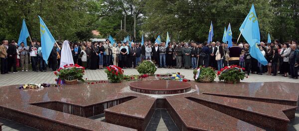 People conducting a prayer service at the monument to deported peoples in Simferopol during events marking the 70th anniversary of the deportation of the Crimean Tatars - Sputnik International