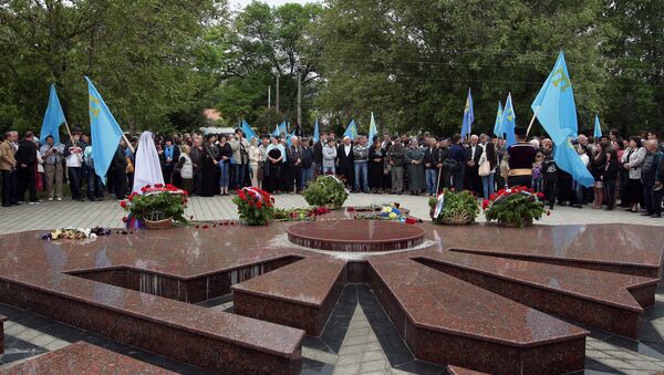 People conducting a prayer service at the monument to deported peoples in Simferopol during events marking the 70th anniversary of the deportation of the Crimean Tatars - Sputnik International