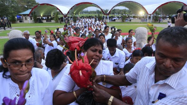 Family members of fallen Sri Lankan government soldiers arrive to pay homage to the war memorial during the national war heroes memorial ceremony in Colombo, Sri Lanka, Friday, May 19, 2017. - Sputnik International