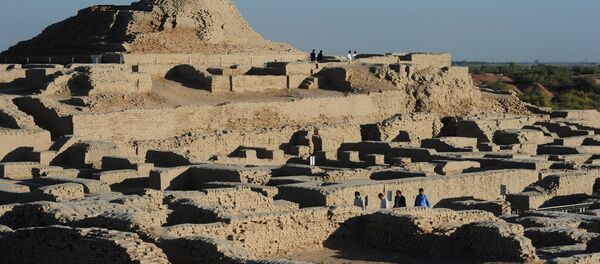 In this photograph taken on February 9, 2017, visitors walk through the UNESCO World Heritage archeological site of Mohenjo Daro some 425 kms north of the Pakistani city of Karachi. - Sputnik International