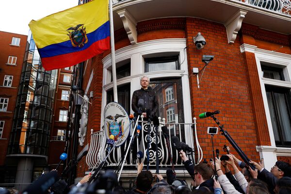 WikiLeaks founder Julian Assange is seen on the balcony of the Ecuadorian Embassy in London, Britain, May 19, 2017 - Sputnik International