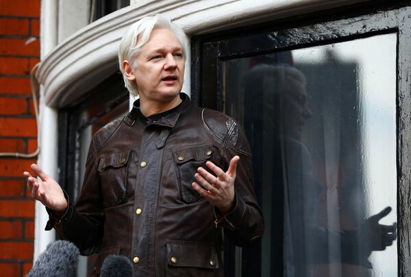 WikiLeaks founder Julian Assange is seen on the balcony of the Ecuadorian Embassy in London, Britain, May 19, 2017 - Sputnik International
