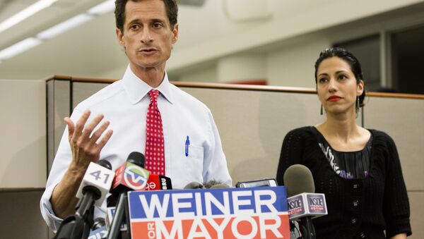 Anthony Weiner during his Mayoral bid in 2013 alongside his wife, Huma Abedin. - Sputnik International