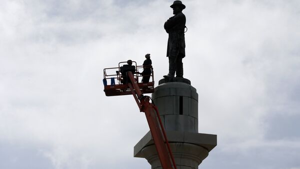 Workers prepare to take down the statue of Robert E. Lee, former general of the Confederacy, which stands in Lee Circle in New Orleans, Friday, May 19, 2017. The city is completing the Southern city's removal of four Confederate-related statues that some called divisive. - Sputnik International