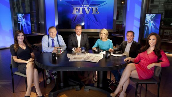 Bob Beckel, seated second from left on the set of Fox News show The Five - Sputnik International
