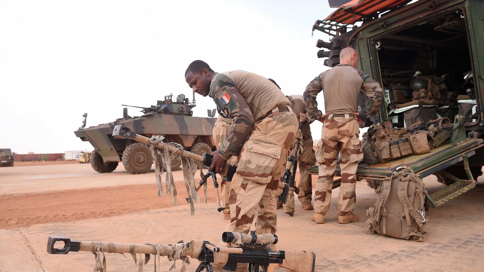 A French soldier prepares for the visit of French President Emmanuel Macron in Africa's Sahel region in Gao, northern Mali, 19 May 2017 - Sputnik International, 1920, 17.02.2022