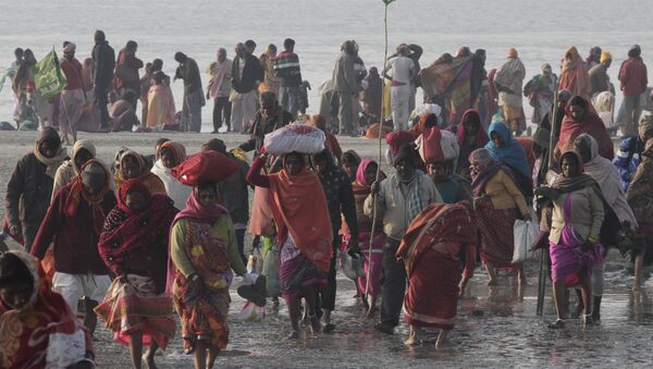 Pilgrims return after a holy dip in the confluence of the Bay of Bengal and Ganges River on Makar Sankranti festival in Gangasagar, India, Sunday, Jan. 15, 2017 - Sputnik International